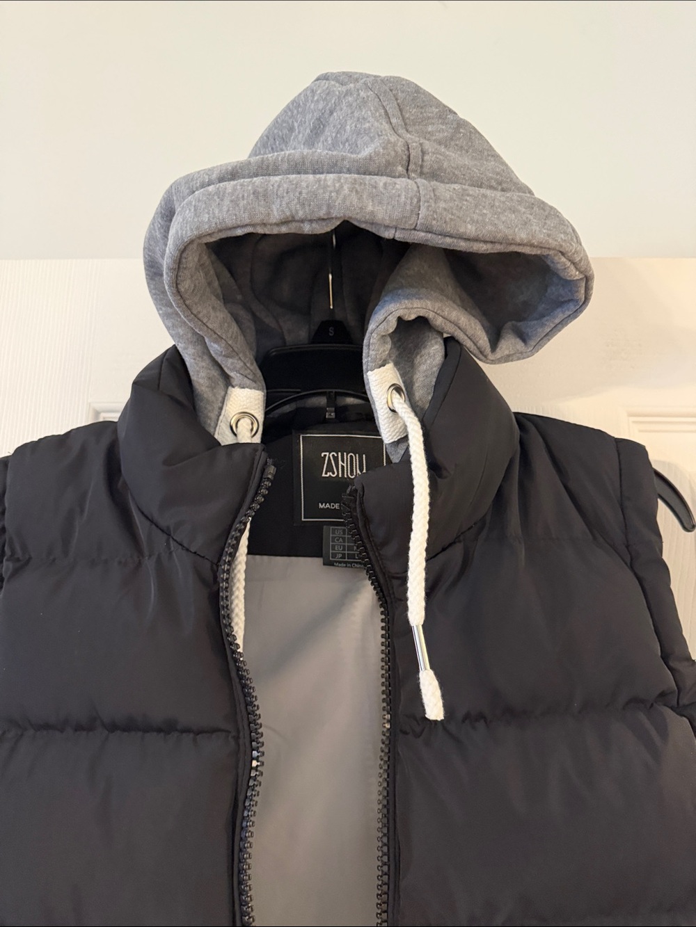 ZSHOW Black Quilted Puffer Vest with Grey Hood size S brand new length 25” - Picture 3 of 10
